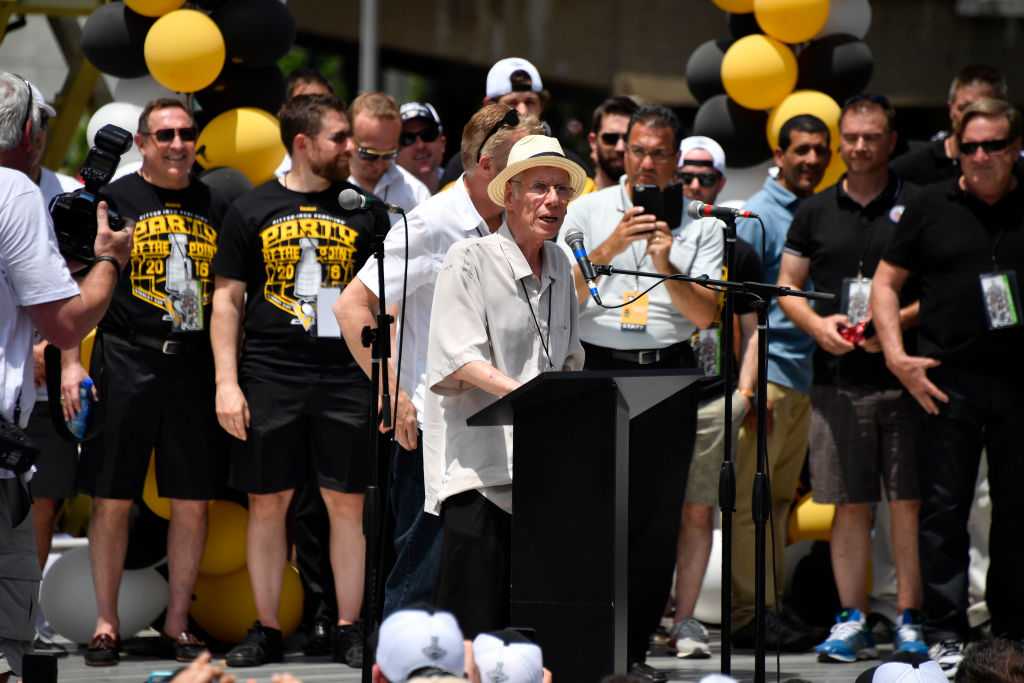  'Big memories': Penguins players pay tribute to Mike Lange 