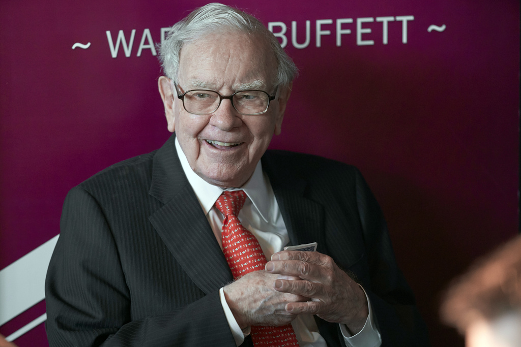  Warren Buffett offers Donald Trump some advice while celebrating Berkshire Hathaway’s success 