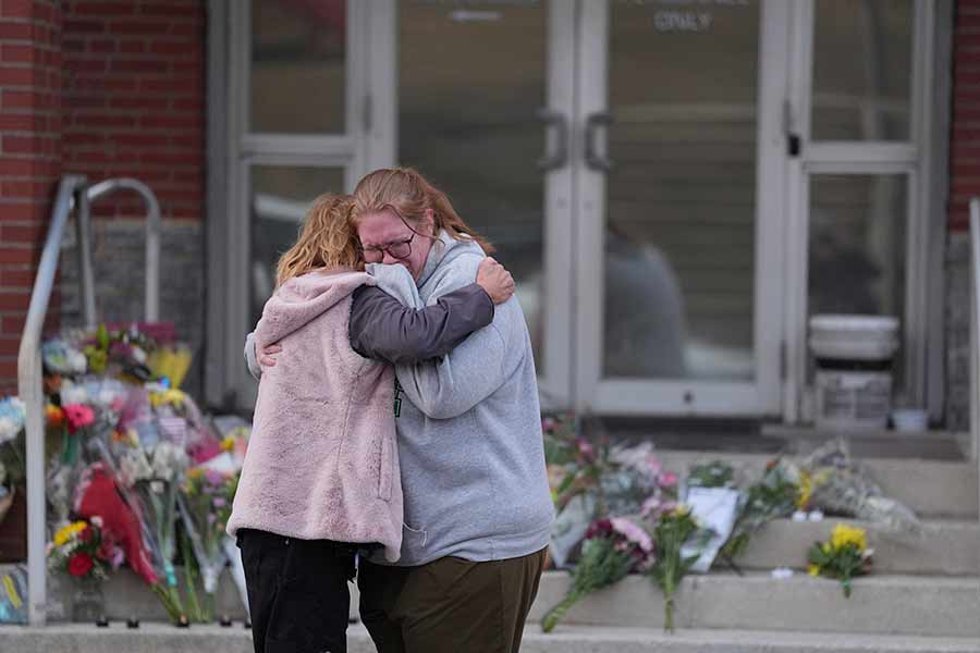  Officer killed after a gunman took hostages at a Pennsylvania hospital 