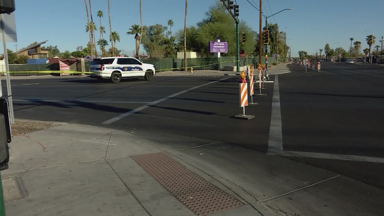  Man dead after crashing into tree in west Phoenix 