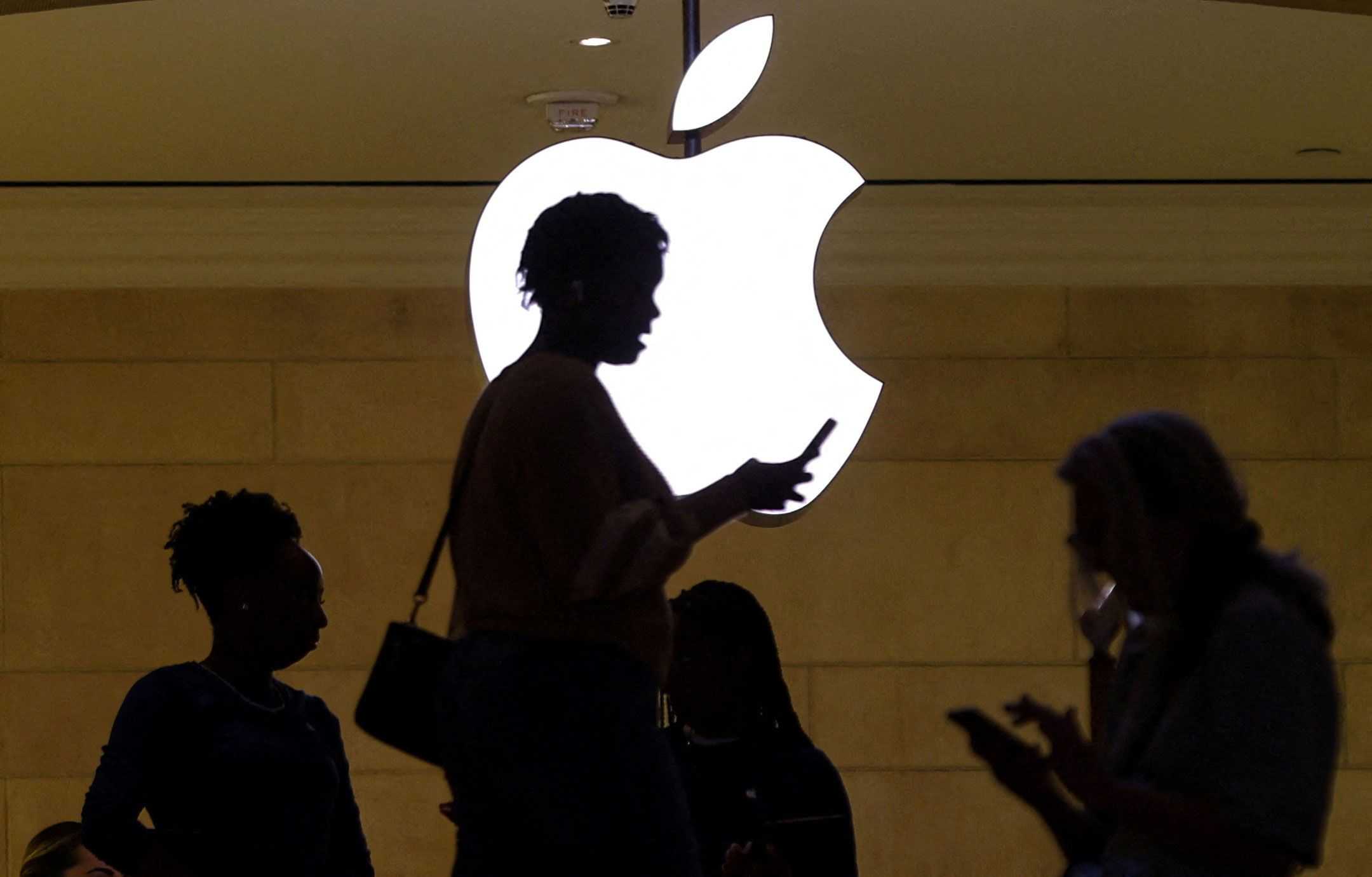  Apple, facing tariffs on Chinese imports, says it will invest $500 billion in US facilities 