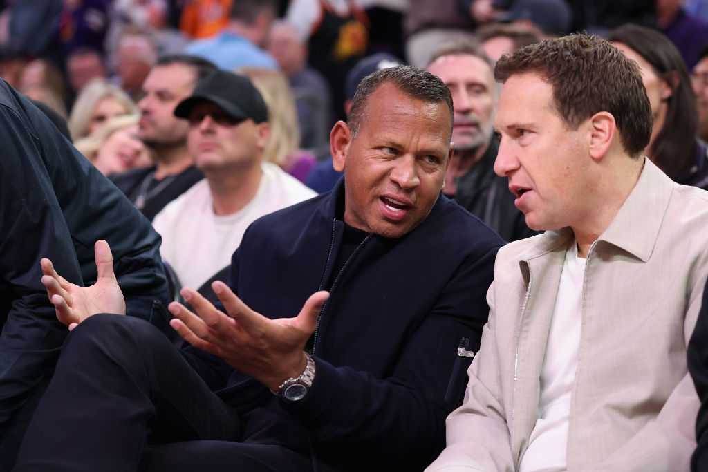  Alex Rodriguez banks in half-court shot to win $10,000 for college student 