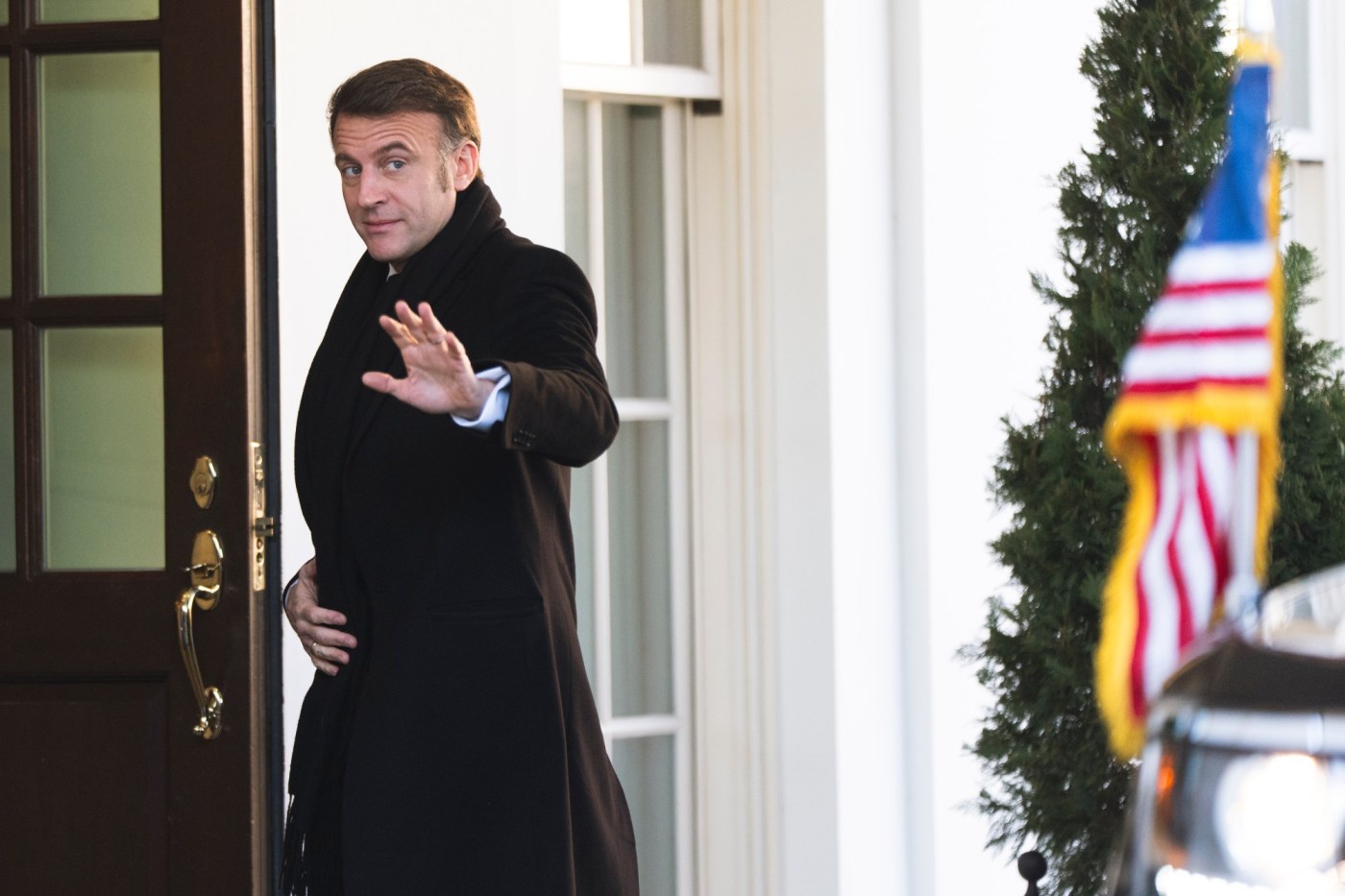  Trump meets with French President Macron as uncertainty grows about US ties to Europe and Ukraine 