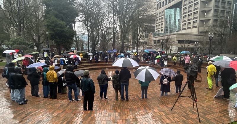  Dozens rally for immigrants in downtown Portland 