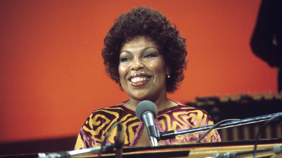  Roberta Flack, Grammy Award-winning singer, dead at 88 