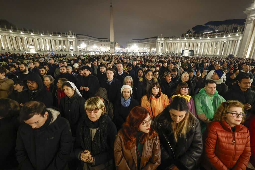  Thousands gather in St. Peter’s Square to pray for Pope Francis 