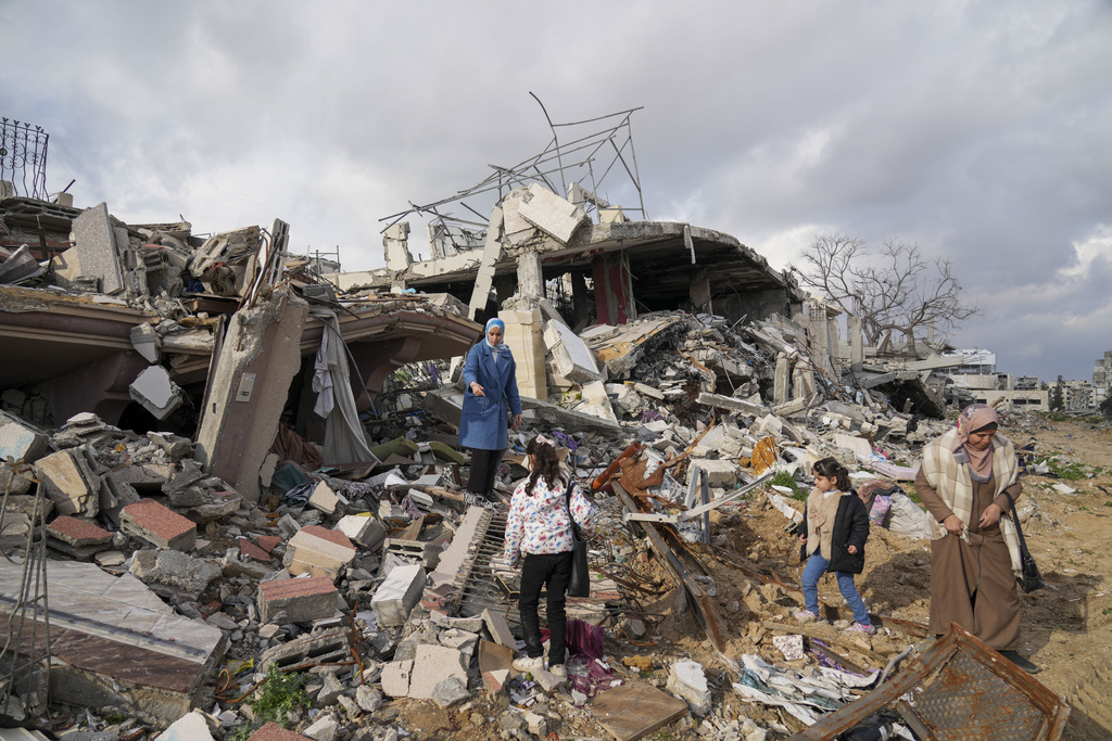  Desperation grows in northern Gaza as Palestinians struggle to rebuild their homes 