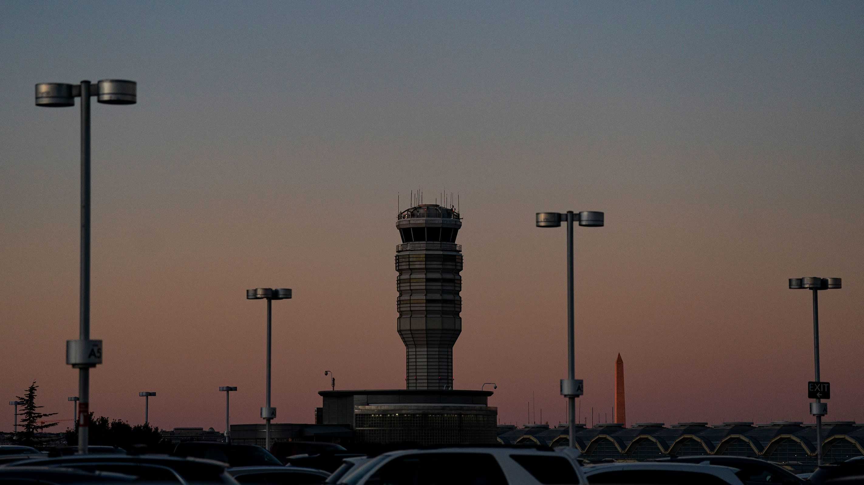  American Airlines flight forced to abort landing at Reagan airport to avoid another plane 