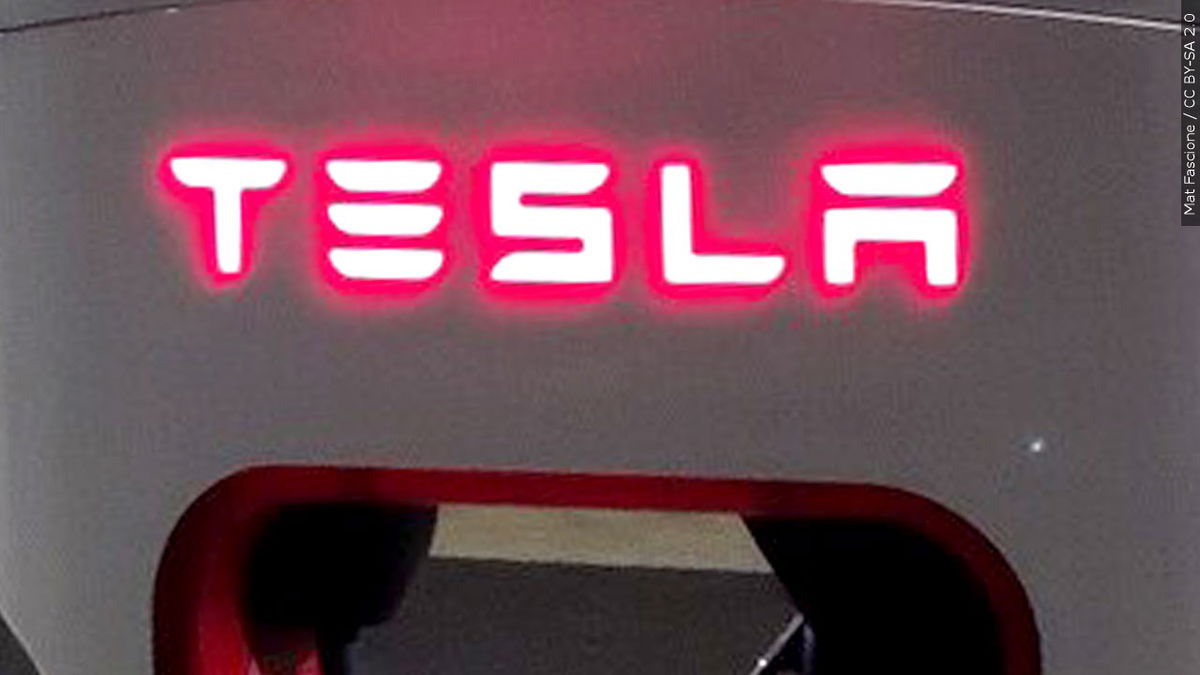  Woman with incendiary devices arrested following vandalism at Tesla dealership in Colorado 