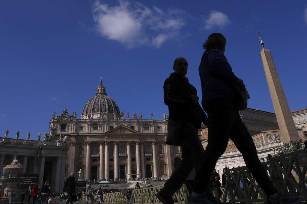  Vatican says Pope Francis continues to improve 