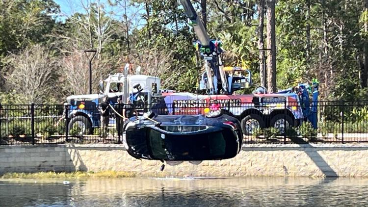  JSO: Man dead after crashing through fence and into retention pond in Jacksonville 