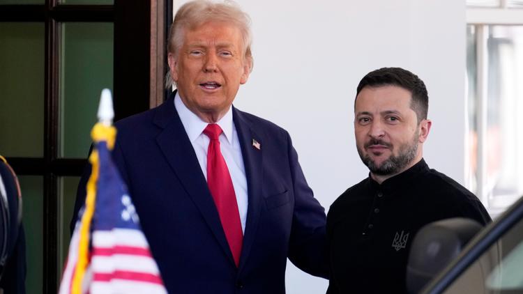  Zelenskyy meets Trump at White House, seeking security assurances against future Russian aggression 