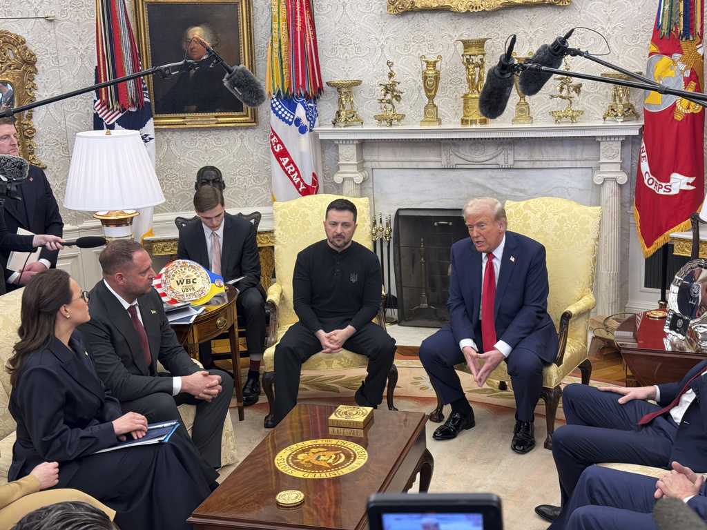  Trump calls Zelenskyy 'disrespectful' in meeting, as Ukrainian leader asks for security commitment 