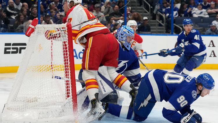  Andrei Vasilevskiy makes 27 saves in the Lightning's 3-0 victory over the Flames 