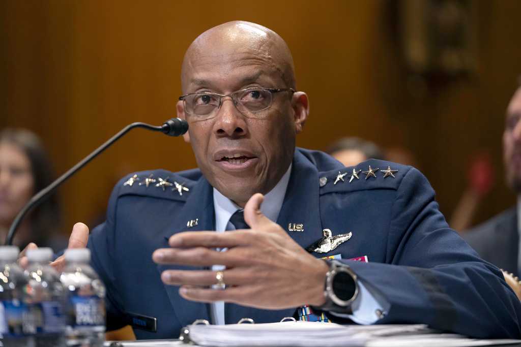  Former defense chiefs call for congressional hearings on Trump's firing of senior military leaders 