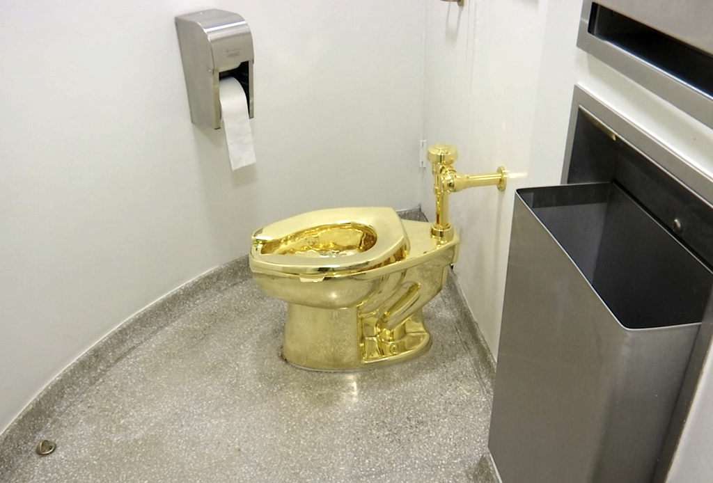  Prosecutor says golden toilet was stolen from English palace in ‘audacious raid’ 