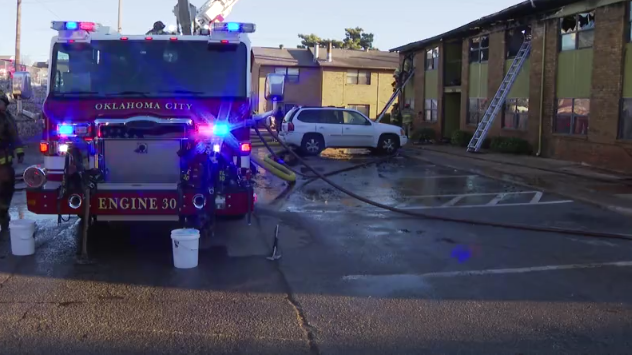  Residents displaced after massive fire at NW Oklahoma City apartment complex 