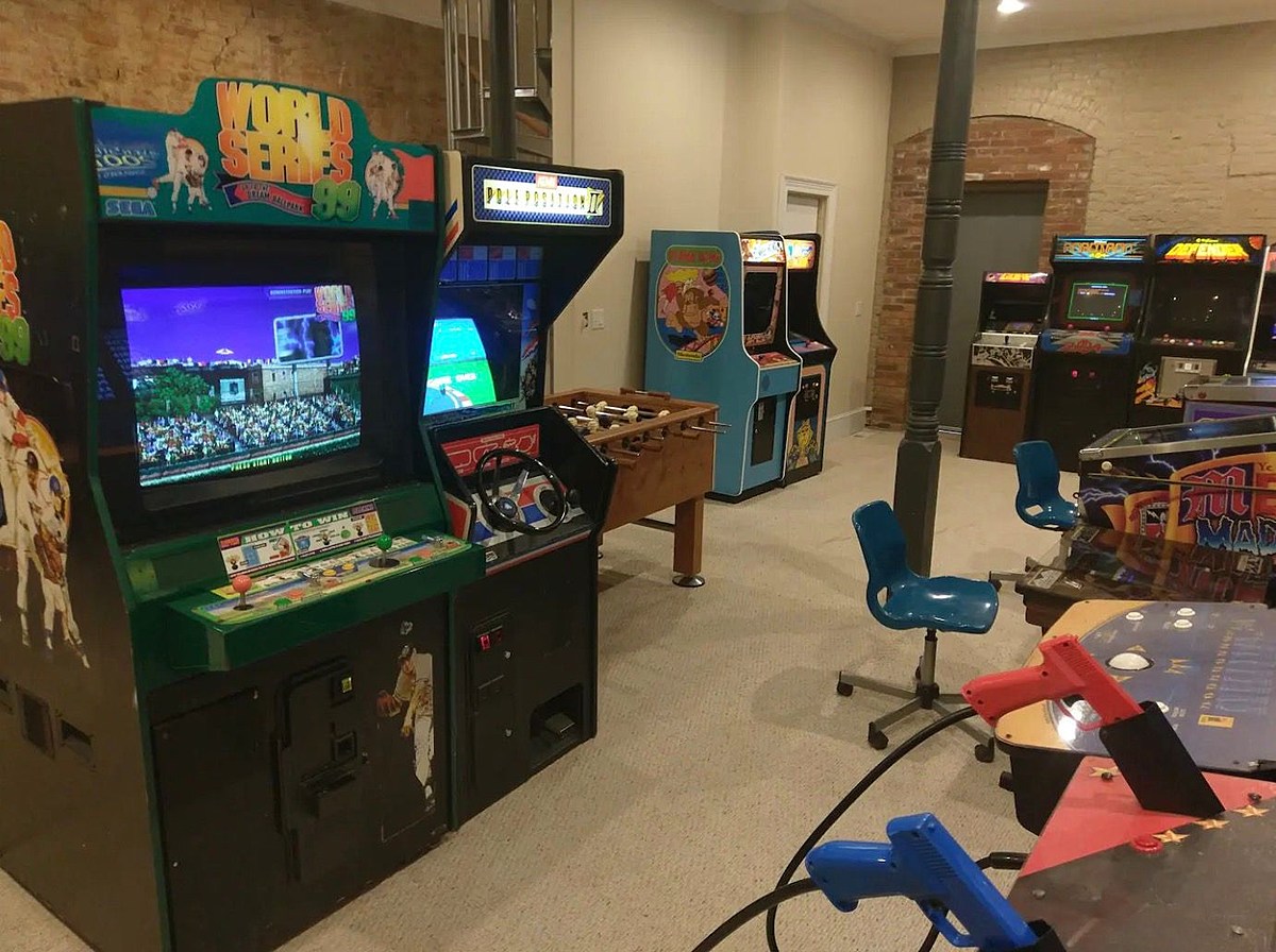  Illinois Airbnb’s Hidden Basement Arcade is a Gamer’s Paradise 