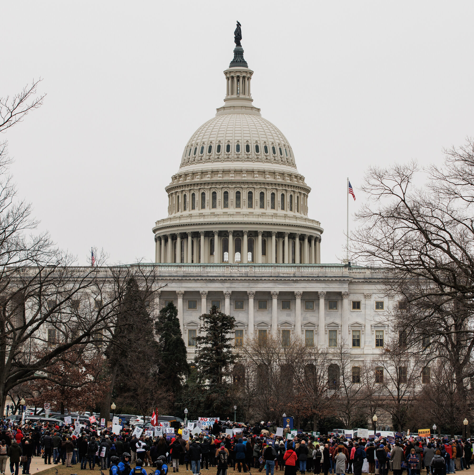  Democrats Invite Fired Federal Workers to Trump’s Congressional Address 