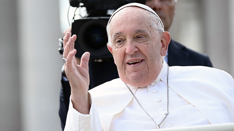  Pope Francis rested well after overcoming setback from respiratory crisis 