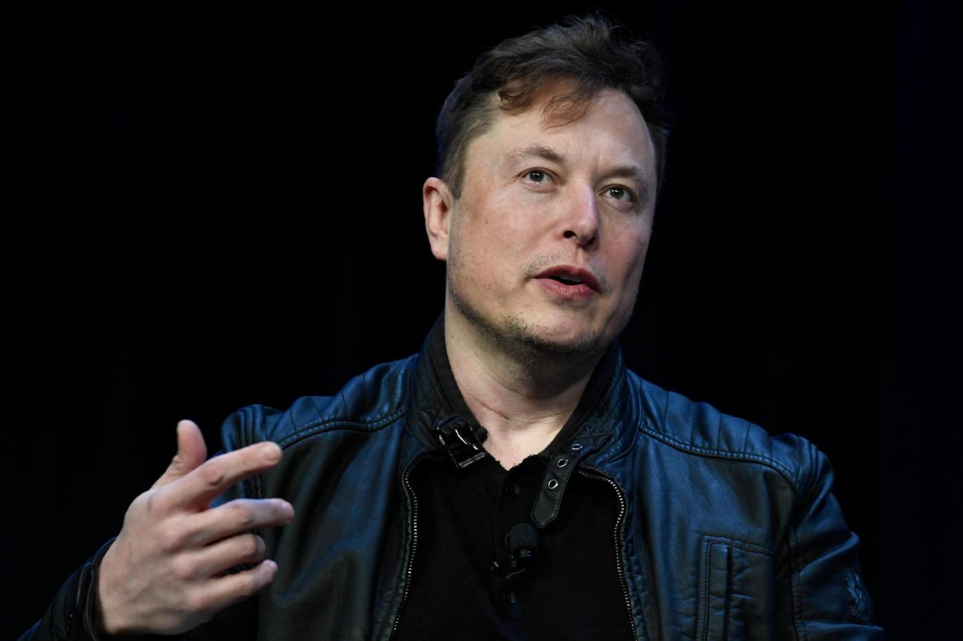  Musk’s embrace of right-wing politics risks turning off car buyers and sinking Tesla’s stock 