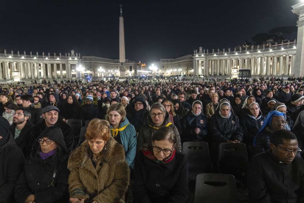  Pope Francis suffers new breathing crises, is back on noninvasive ventilation, Vatican says 