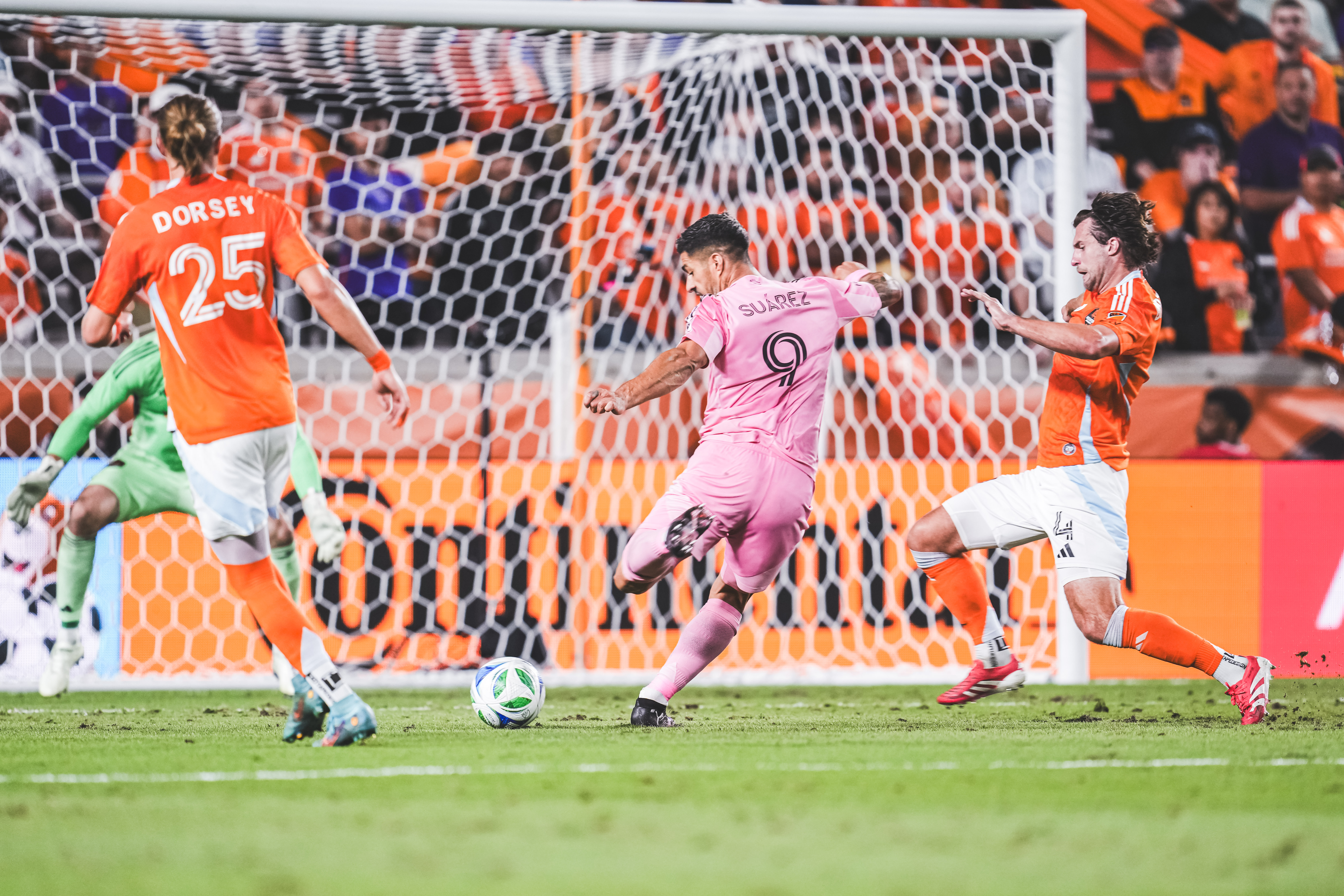  Telasco Segovia and Luis Suárez combine for 3 goals, 4 assists, Miami beats Dynamo 4-1 