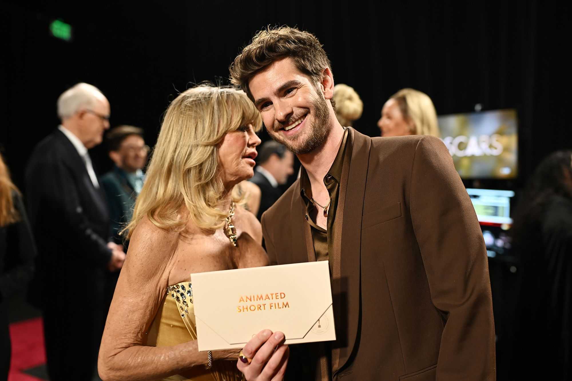  Andrew Garfield's touching tribute to his mom with Goldie Hawn 