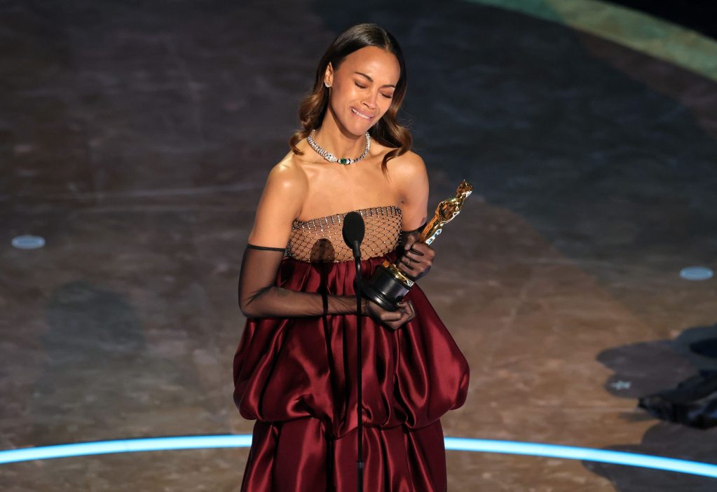  Zoe Saldaña dedicates her Oscar to her immigrant grandmother 