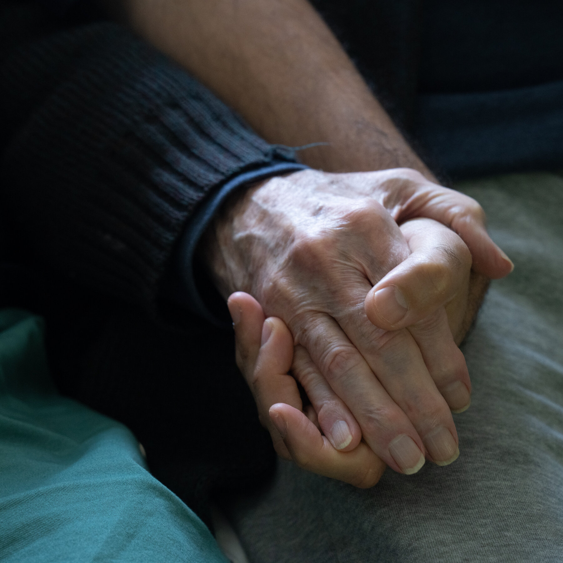  How to Care for a Loved One With Dementia: 5 Expert Tips 