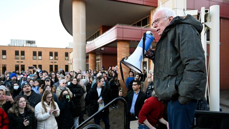  Bernie Sanders ignites anti-Trump movement with rallies of thousands 