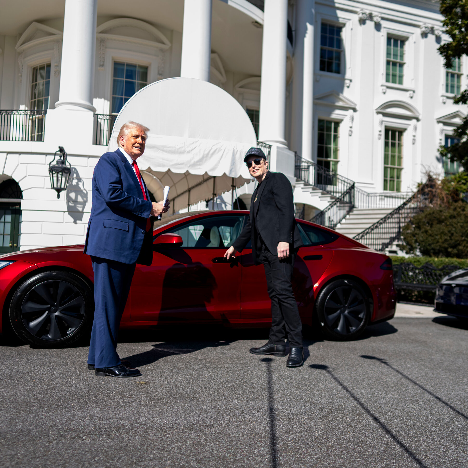  Trump Poses With a Tesla, a Move Aimed Solely at Helping Musk 