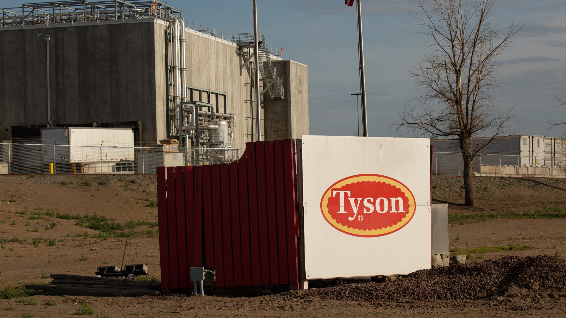  Tyson Foods will require its 120,000 U.S. workforce to get vaccinated 