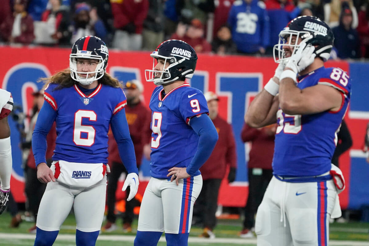   
																New York Giants fan guide: who to root against in Week 16 with playoffs attainable 
															 