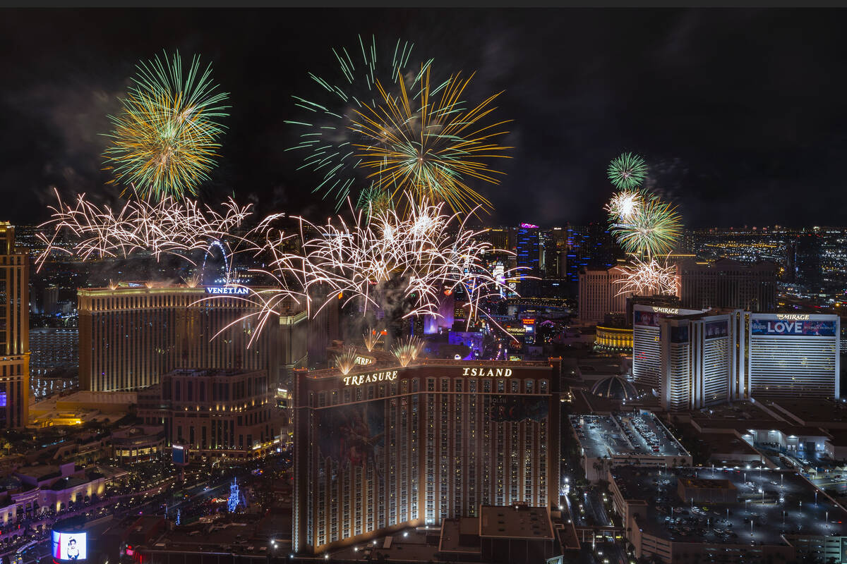  Las Vegas pairs fireworks with light rain to welcome 2023 
