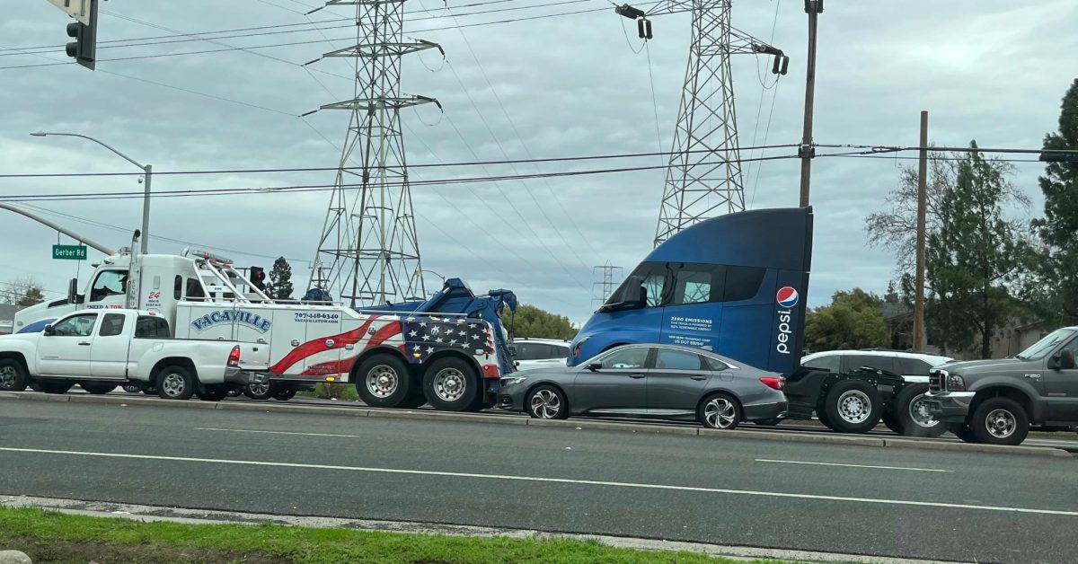 Tesla Semi spotted being towed, raising concerns, but let’s calm down 
