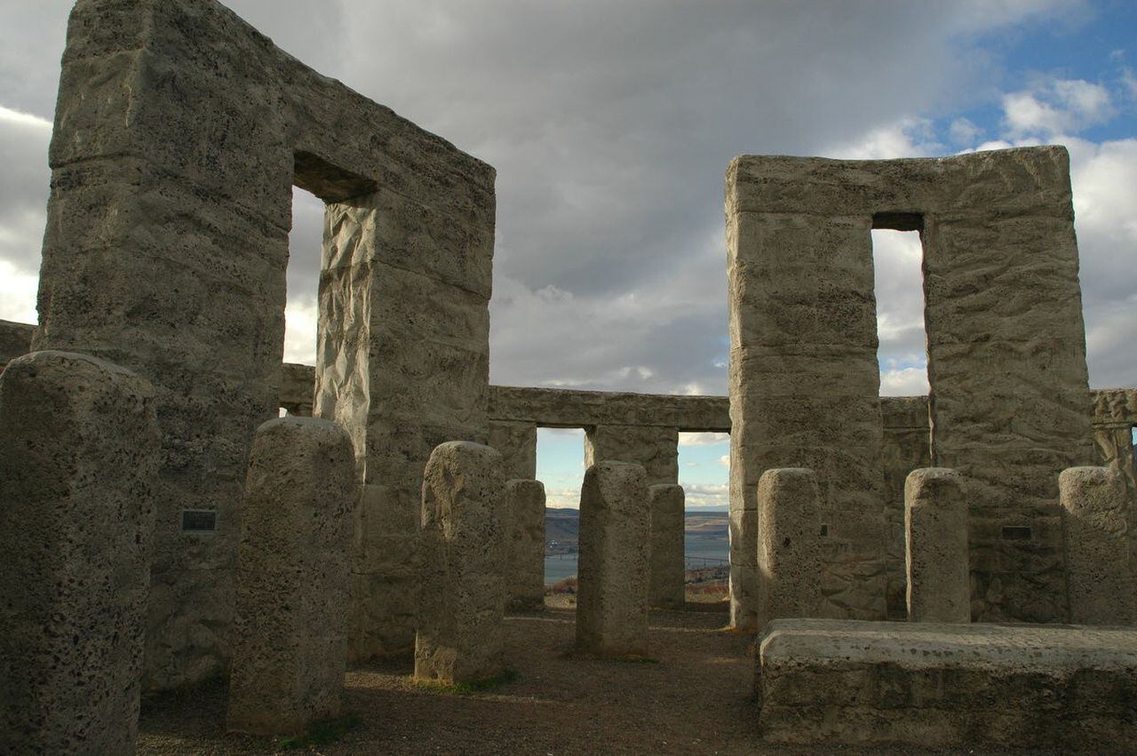  Summer solstice draws celebrants to Stonehenge replica in Washington 