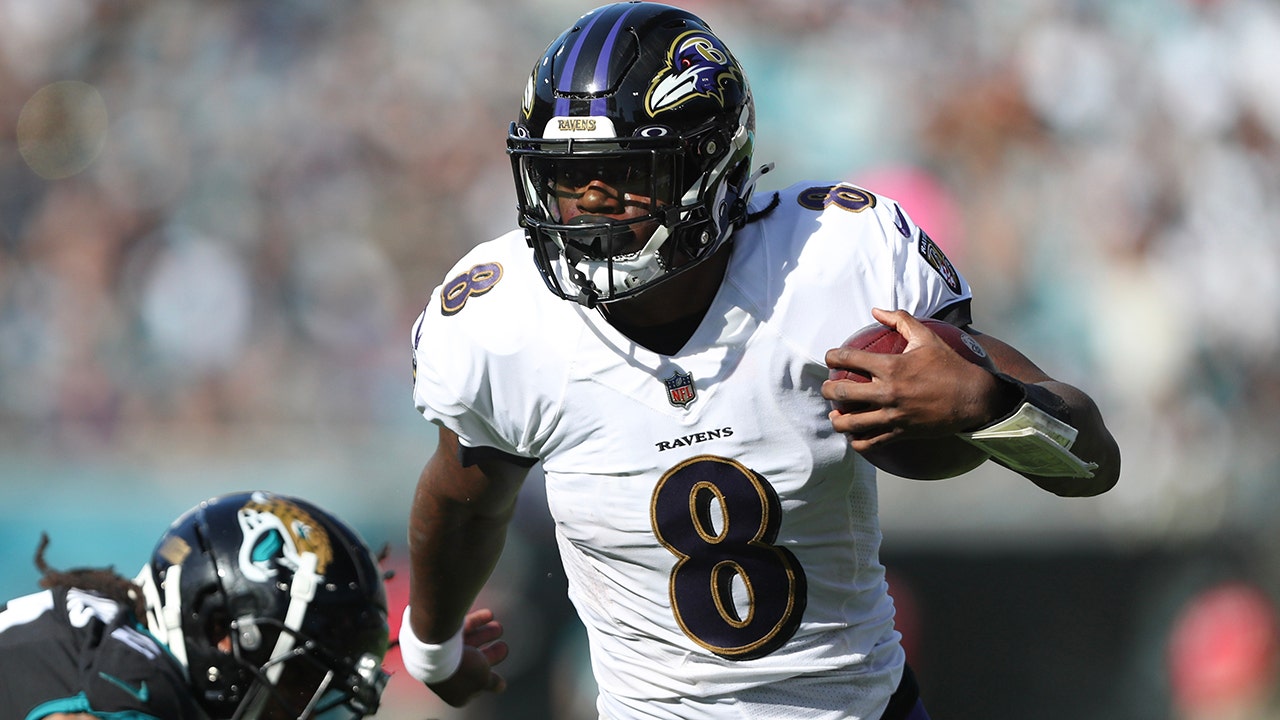   
																Ex-NFL star advises Ravens' Lamar Jackson to play through PCL strain: 'Put a brace on it' 
															 