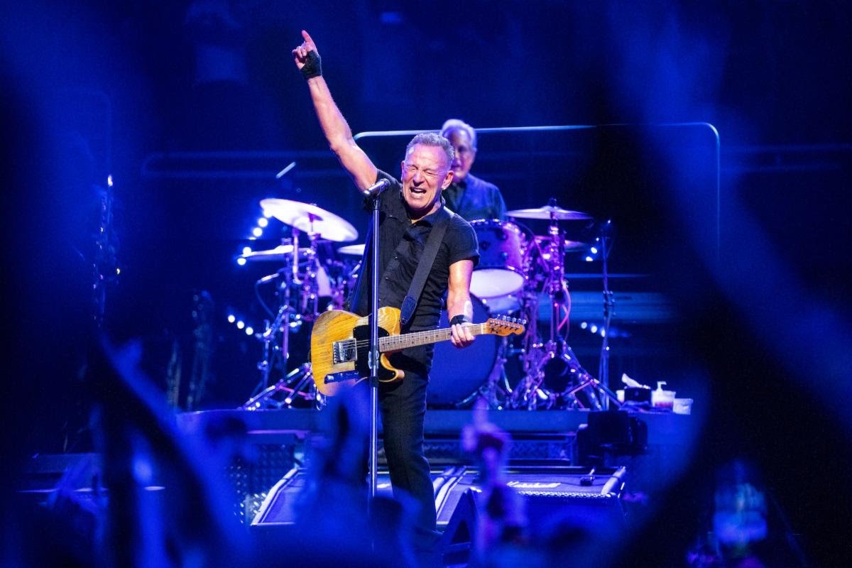  Bruce Springsteen Debuts “If I Was the Priest” in Houston 