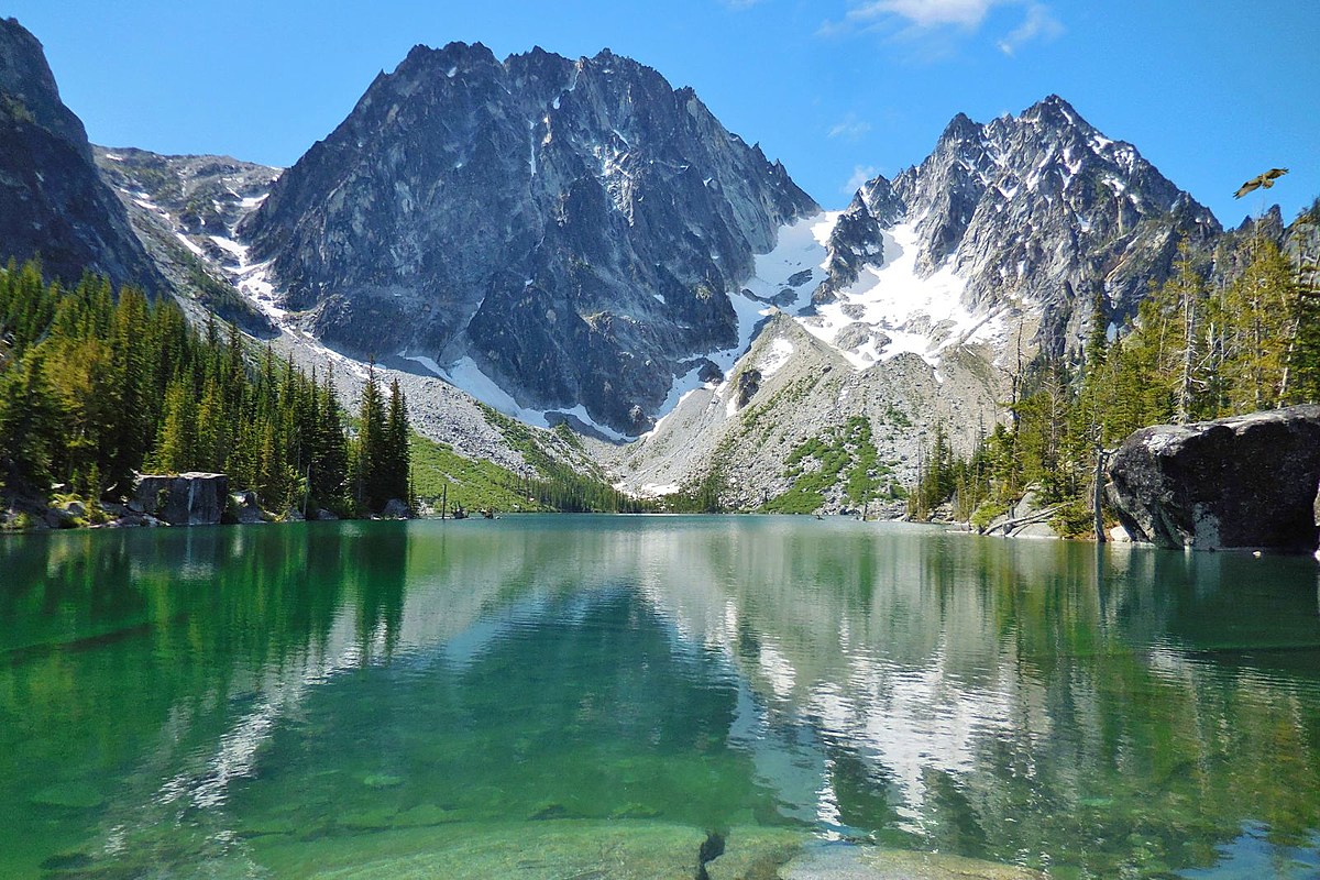  This Washington Lake is a Heaven on Earth Experience for Hikers 