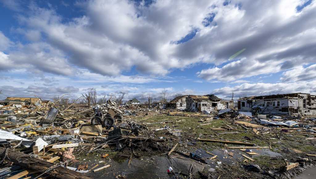  At least 26 dead after tornadoes rake US Midwest, South 