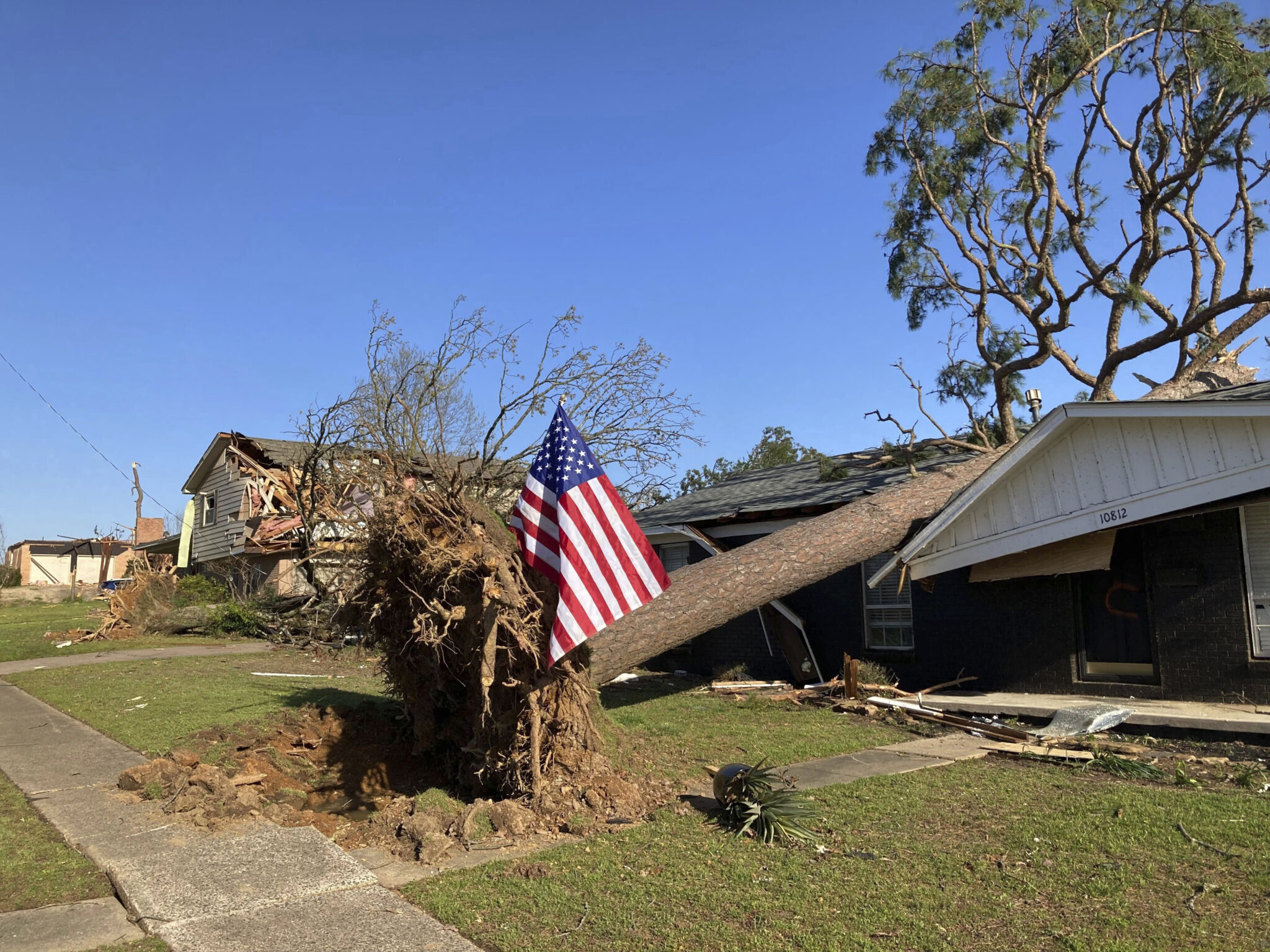  Tornadoes killed 26 in US Midwest and South 