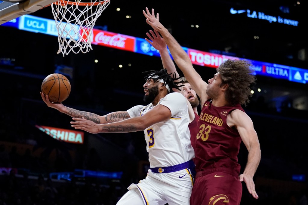  Why is the Lakers' Anthony Davis' vanishing after halftime? 