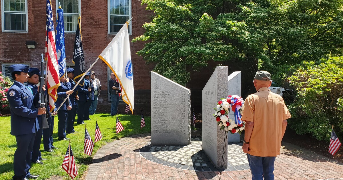  'Let us not abandon them in death': Memorial Day honored in Springfield with wreath laying 