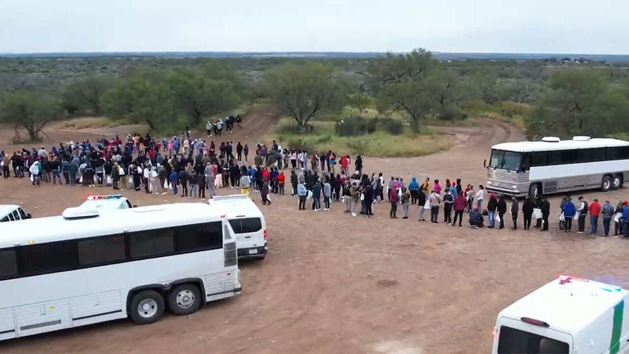   
																Massive group of migrants hits Texas border as end of Title 42 looms 
															 