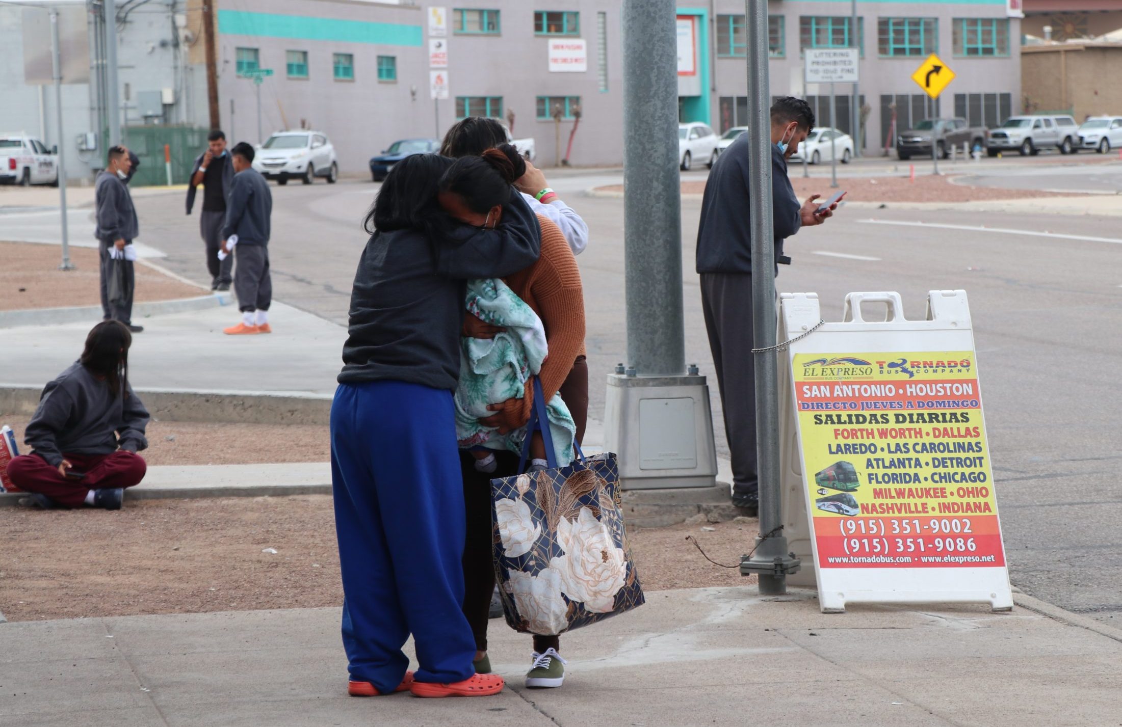  Hundreds more migrants released to El Paso streets; city says no more busing 