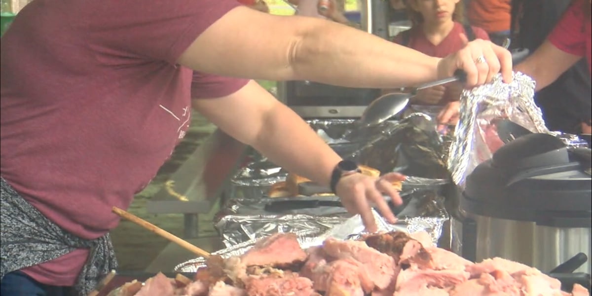   
																Lufkin volunteers give free holidays meals for ‘Thanksgiving in the Park’ 
															 