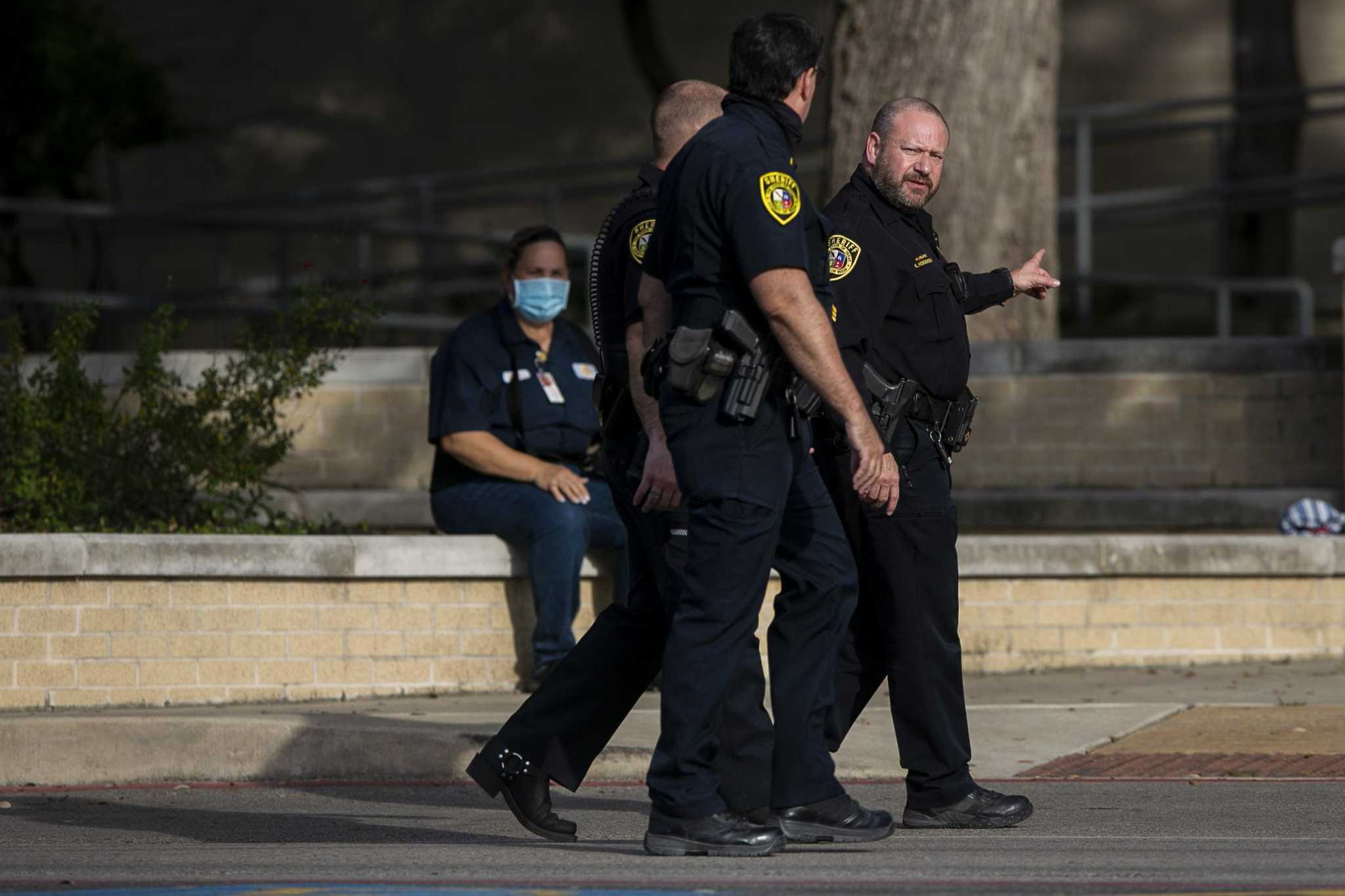  Alamo Heights announces the all-clear after bomb threat spurred evacuation of high school 