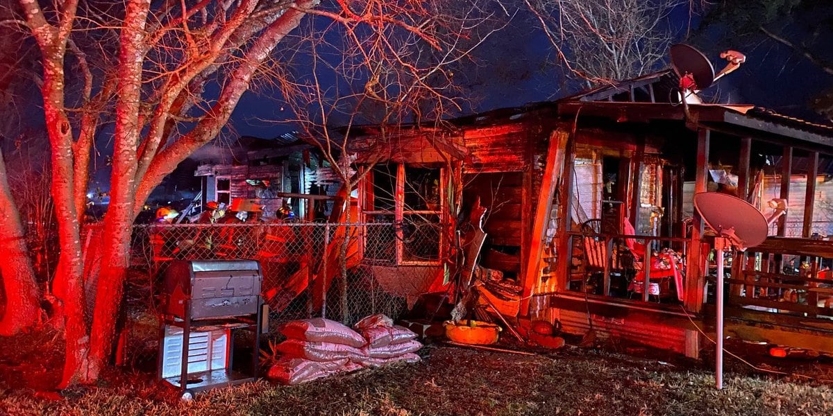  Neighbors rescue Mexia man from burning home 
