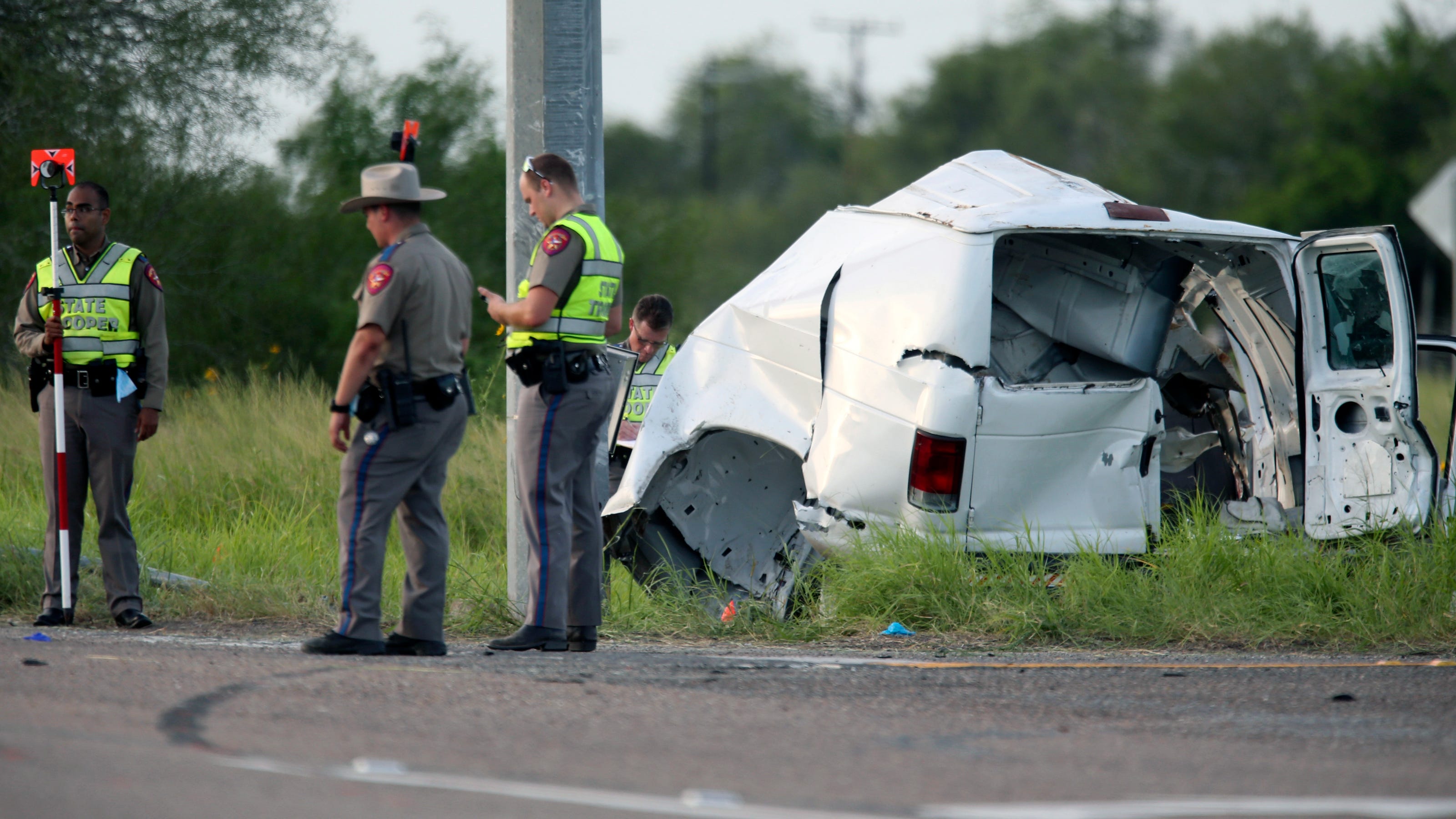  At least 10 dead after van carrying migrants crashes in South Texas, authorities say 